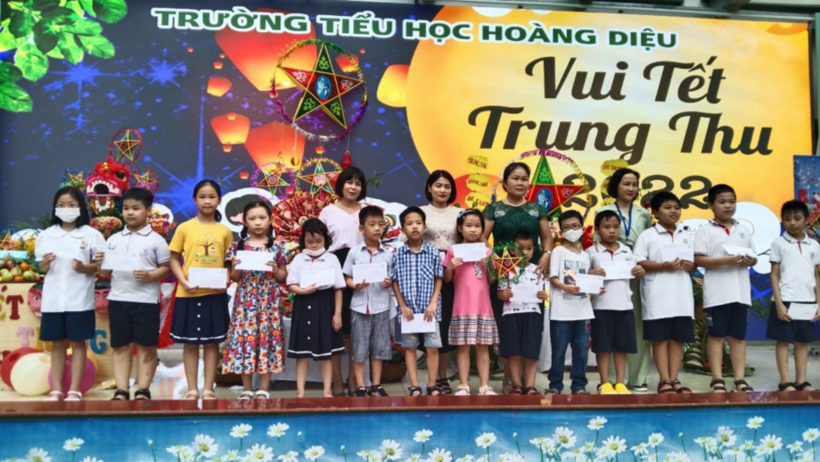 A group of children posing for a photo

Description automatically generated with medium confidence