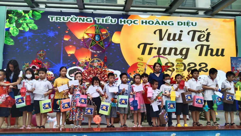 A group of children posing for a photo

Description automatically generated with medium confidence