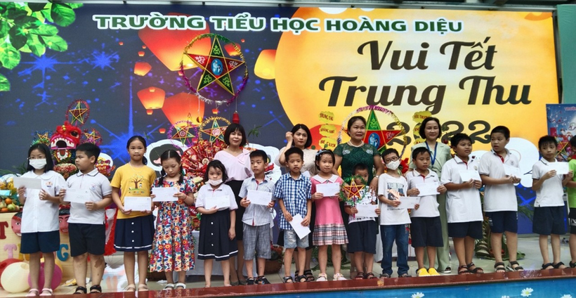 A group of children posing for a photo

Description automatically generated with medium confidence