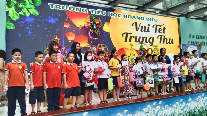 A group of children posing for a photo

Description automatically generated with medium confidence