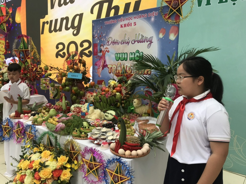 A person standing next to a table of flowers

Description automatically generated with low confidence