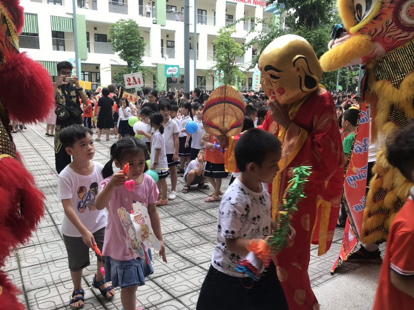 A picture containing person, child, dancer

Description automatically generated