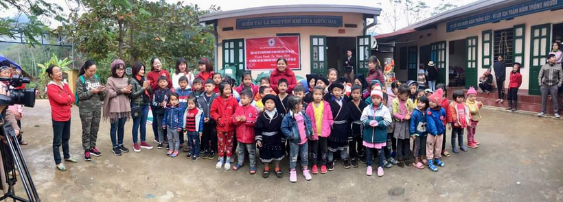 Ảnh có chứa ngoài trời, người, tòa nhà, nhómMô tả được tạo tự động