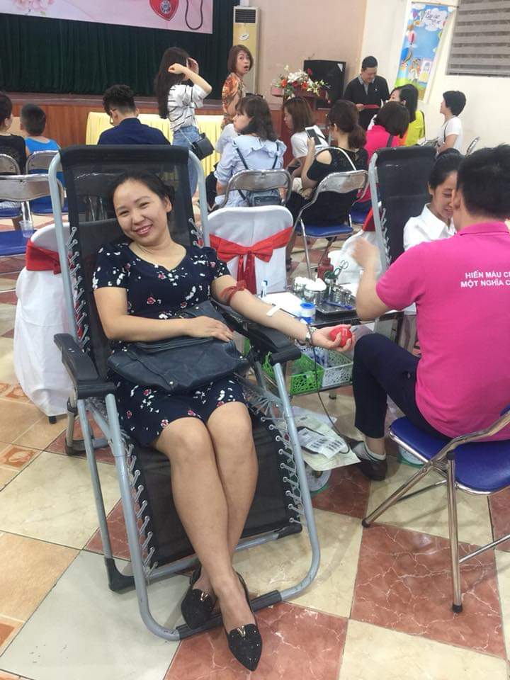 Ảnh có chứa sàn, người, trong nhàMô tả được tạo tự động