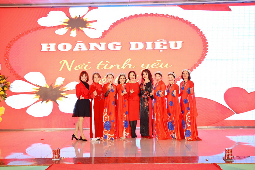 A group of people on a stage
Description automatically generated