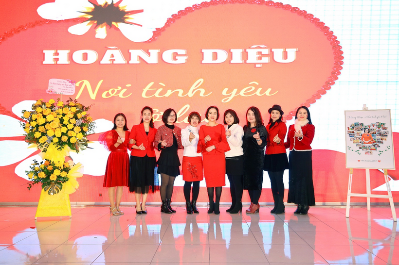 A group of people posing for a photo
Description automatically generated with medium confidence