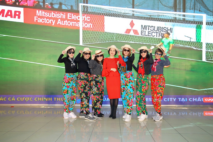 A group of people posing for a photo on a track
Description automatically generated with low confidence