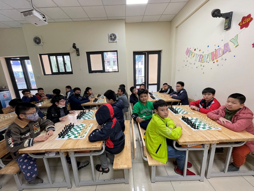 A group of students sitting at desks in a classroom
Description automatically generated with medium confidence