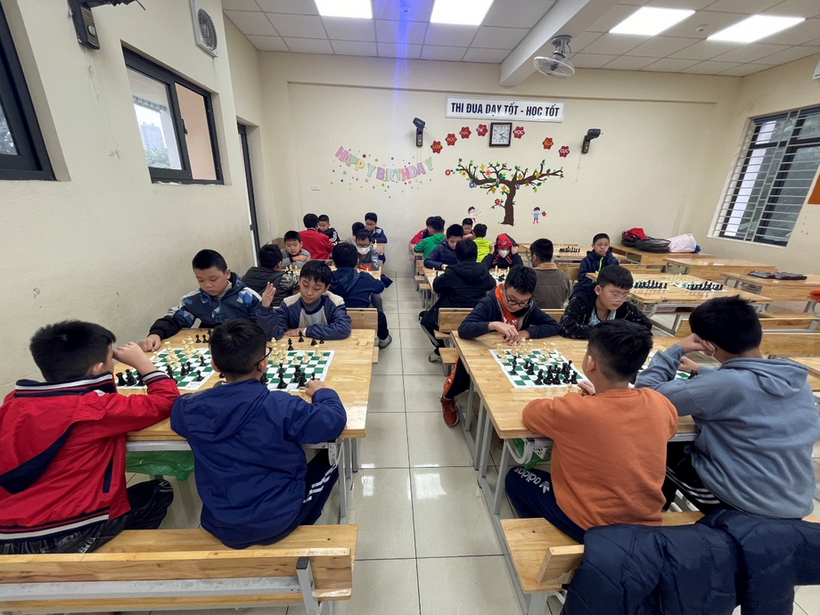 A group of people sitting in a classroom
Description automatically generated with medium confidence