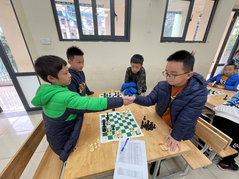 A group of children playing a board game
Description automatically generated with medium confidence