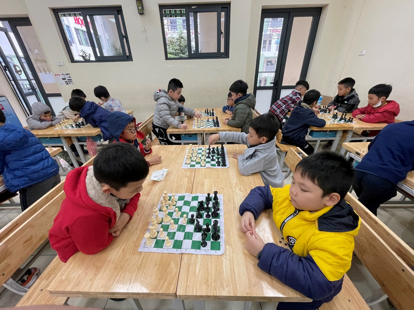 A group of children playing chess
Description automatically generated with low confidence