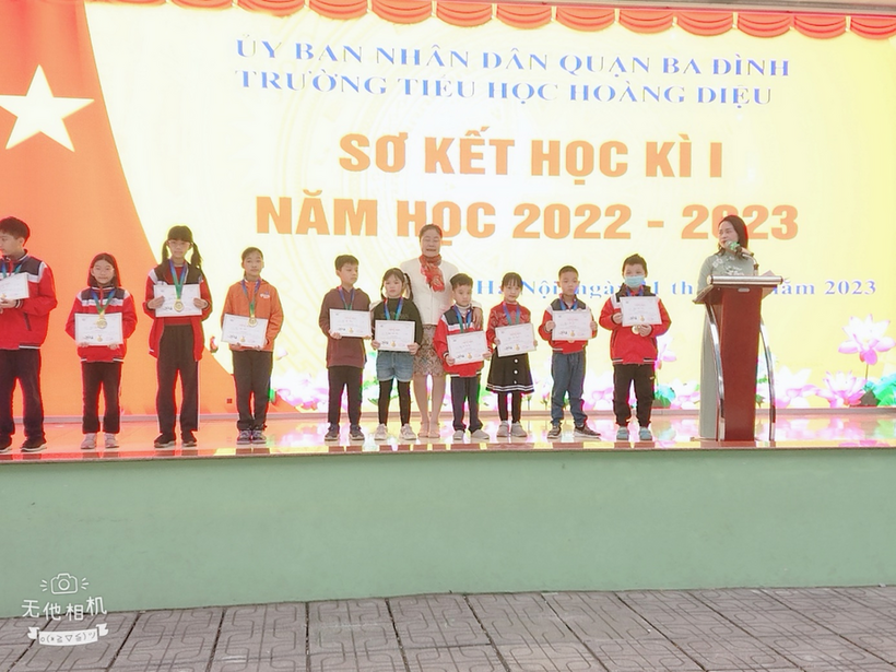 A group of people holding signs
Description automatically generated with low confidence