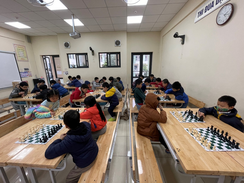 A group of children sitting at desks in a classroom
Description automatically generated with medium confidence