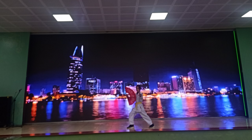 Ảnh có chứa văn bản, trong nhà, trần, màn hìnhMô tả được tạo tự động