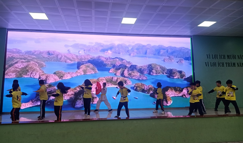 Ảnh có chứa văn bản, người, con người, màn hìnhMô tả được tạo tự động