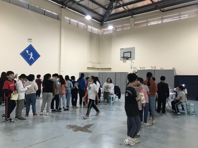 A group of people standing in a room

Description automatically generated with low confidence