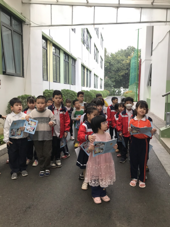 A group of children standing outside a building

Description automatically generated with medium confidence