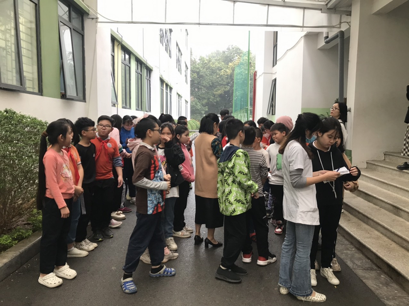 A group of people standing outside a building

Description automatically generated with medium confidence