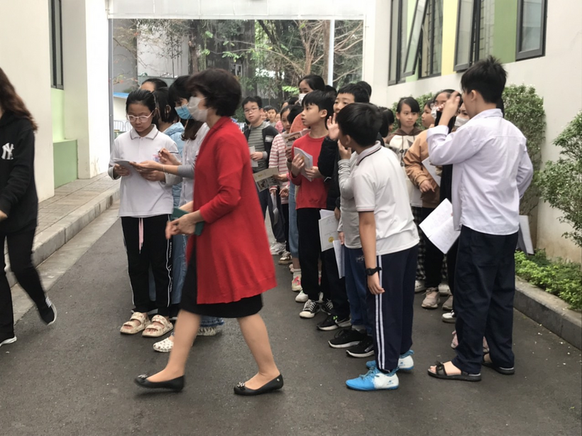 A group of people standing outside a building

Description automatically generated with medium confidence