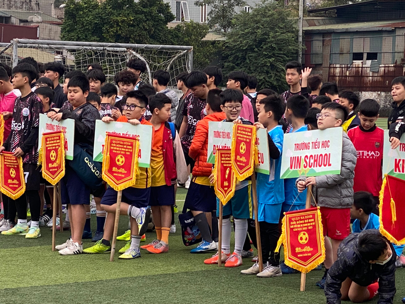 A group of children holding signs
Description automatically generated with medium confidence