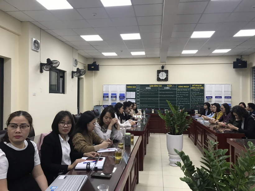 A group of people sitting at desks in a room

Description automatically generated with medium confidence