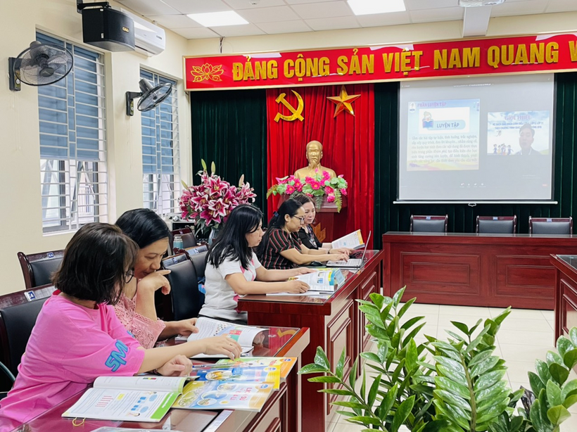 A group of people sitting at a table in front of a screen

Description automatically generated with medium confidence