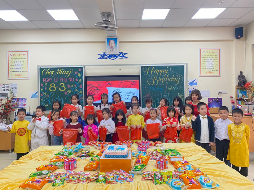 A group of children in a classroom

Description automatically generated with medium confidence