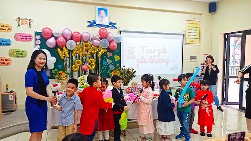 A group of children posing for a photo

Description automatically generated with medium confidence