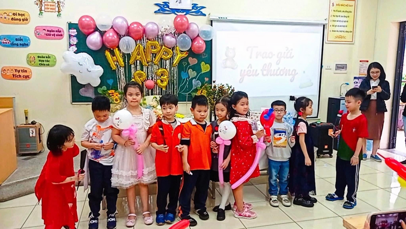 A group of children in a room

Description automatically generated with low confidence