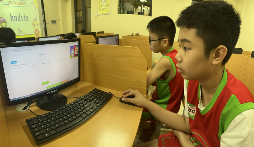 Medium shot of kids using a computer

Description automatically generated