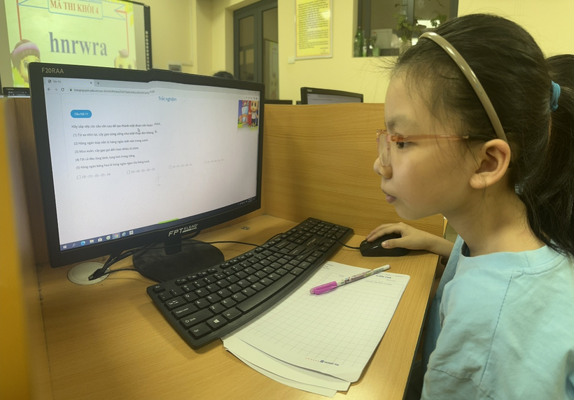A young child using a computer

Description automatically generated with medium confidence