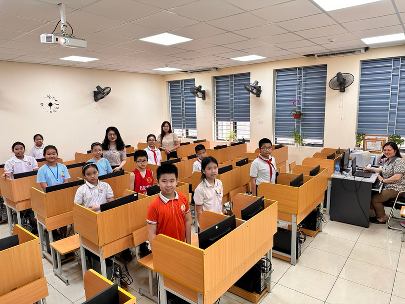 A group of students in a classroom

Description automatically generated with medium confidence