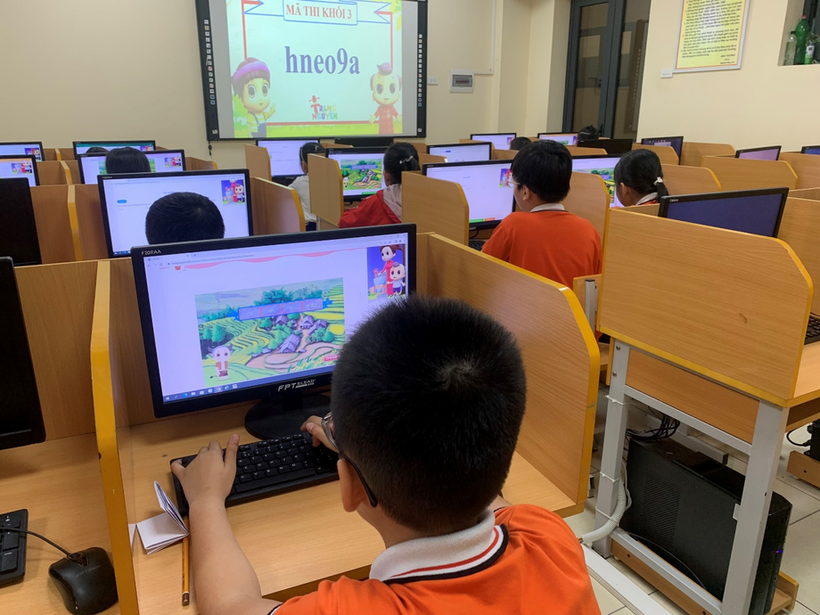 A group of people sitting at desks in a room with computers

Description automatically generated with low confidence