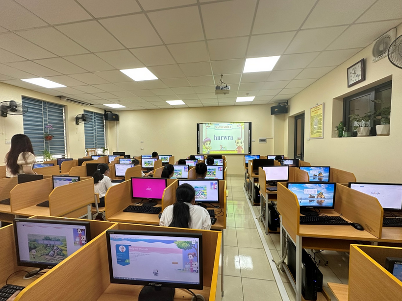 A room full of computers

Description automatically generated with low confidence