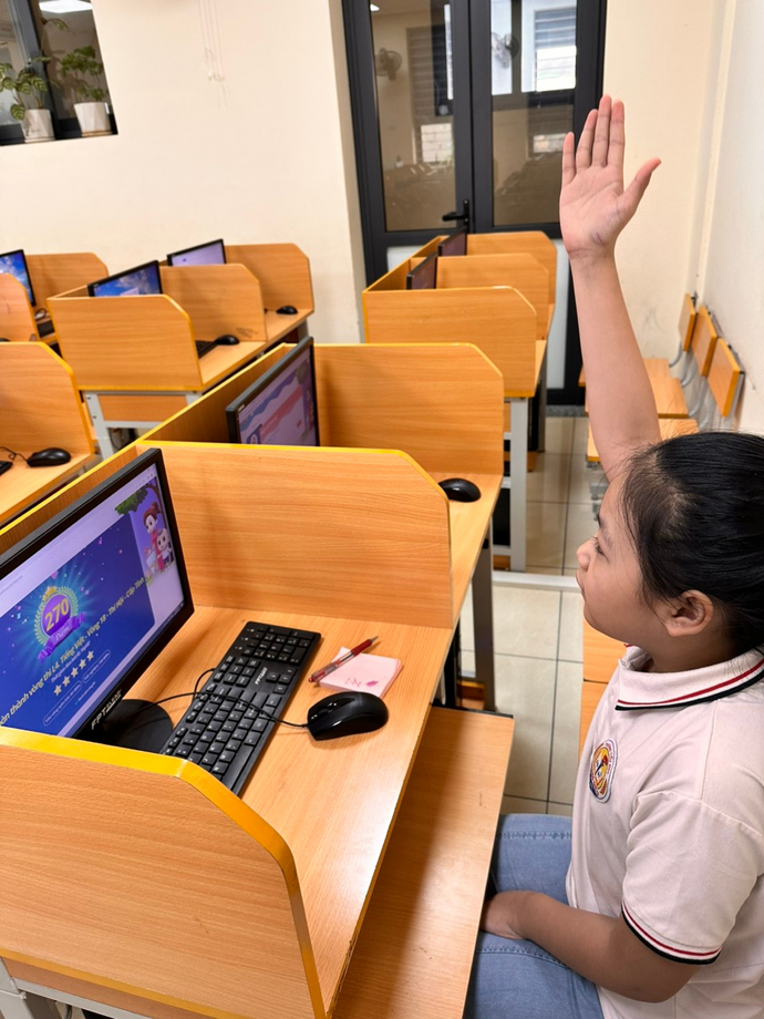 A child raising his hand

Description automatically generated with low confidence