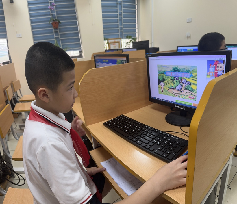 A child sitting at a computer

Description automatically generated with low confidence