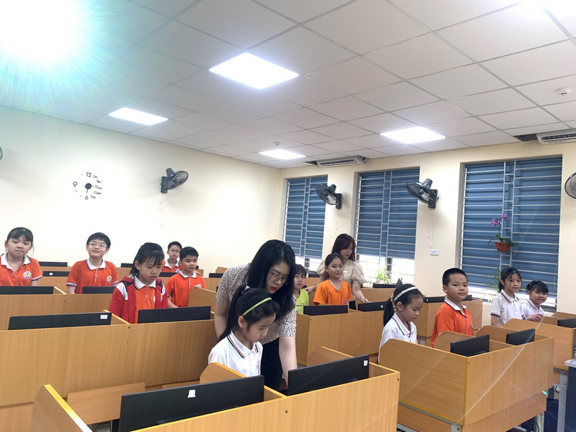 A group of children in a classroom

Description automatically generated with medium confidence