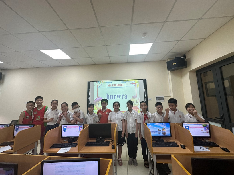 A group of people in a room

Description automatically generated with medium confidence