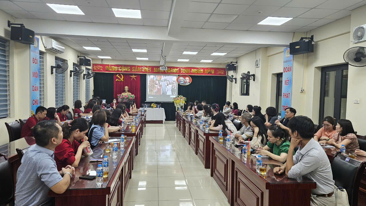 A group of people sitting at tables in a room

Description automatically generated