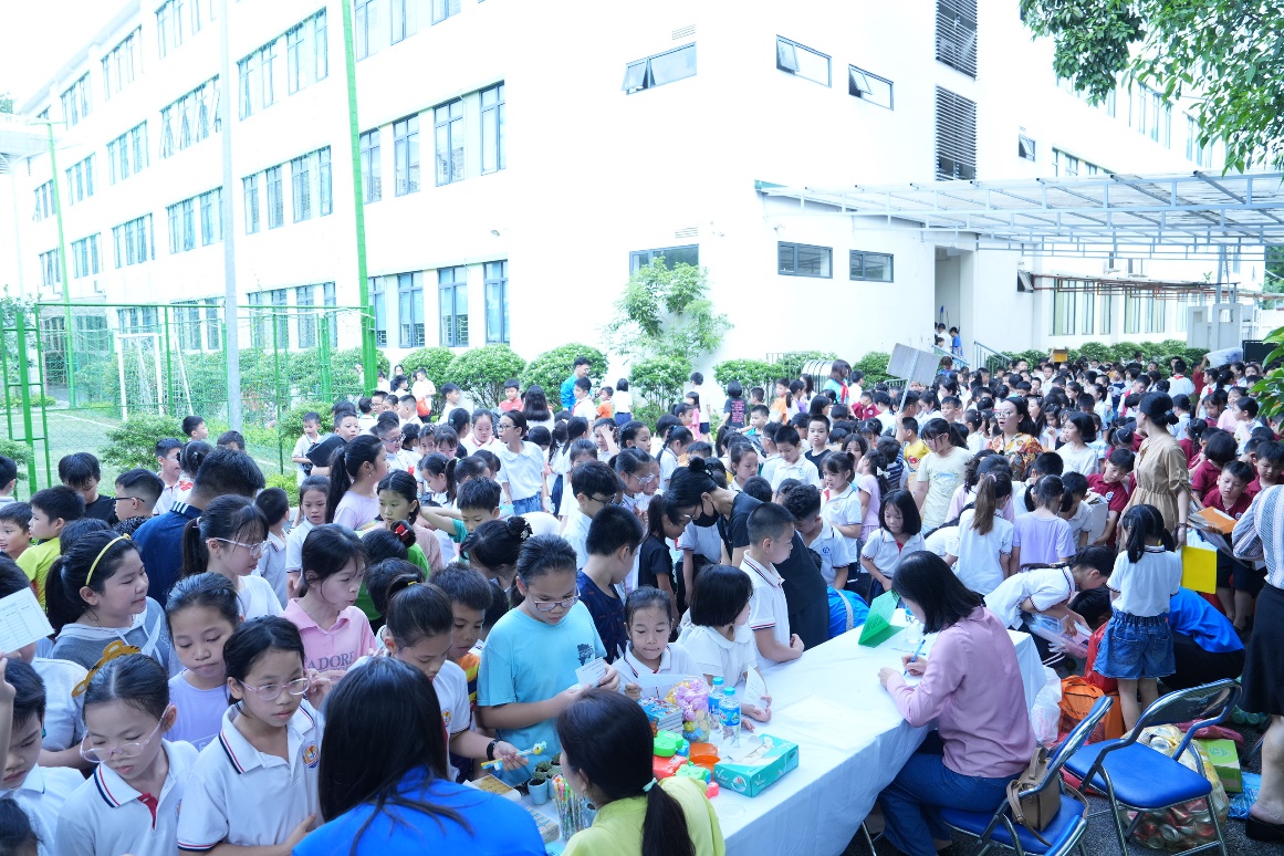 A large group of people outside

Description automatically generated