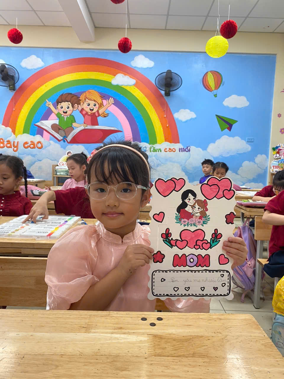 A child holding a signDescription automatically generated