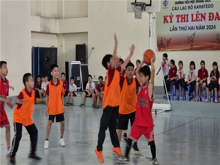 A group of kids playing basketballDescription automatically generated