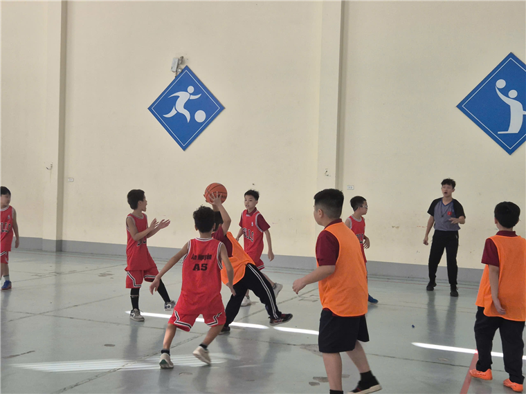 A group of kids playing basketballDescription automatically generated
