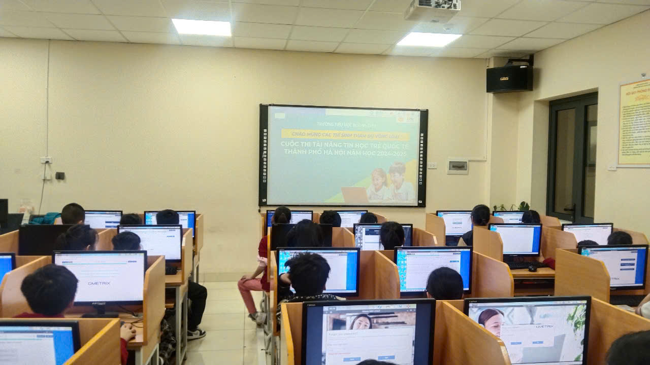 A group of people in a classroom

Description automatically generated