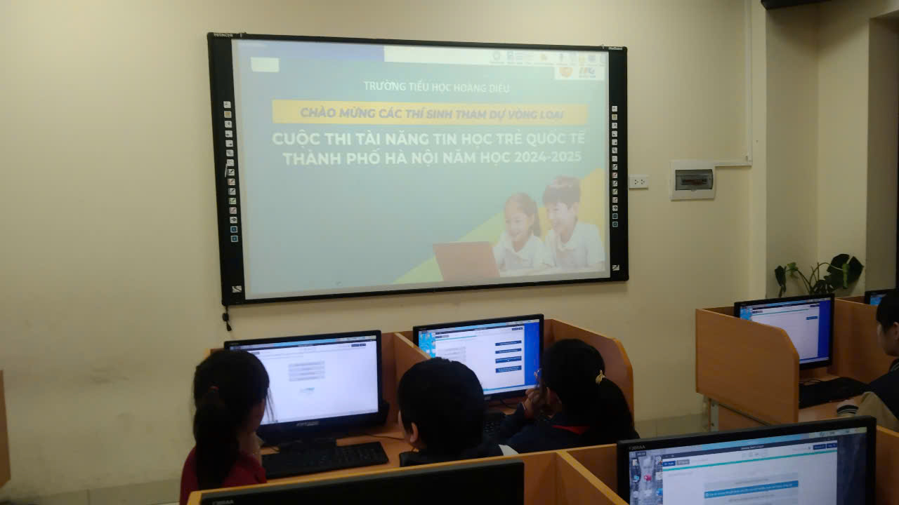 A group of people sitting in front of computers

Description automatically generated