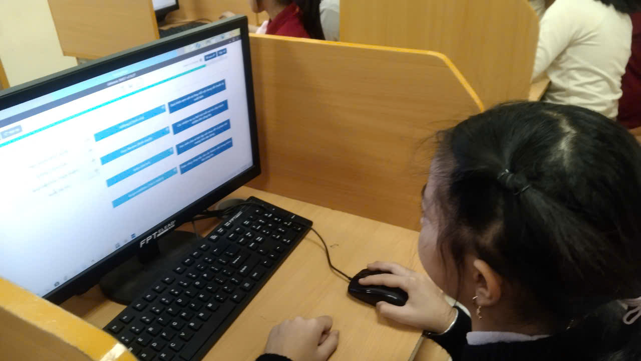 A child using a computer

Description automatically generated