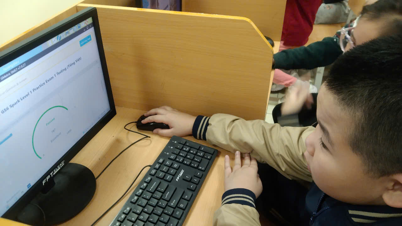 A child using a computer

Description automatically generated