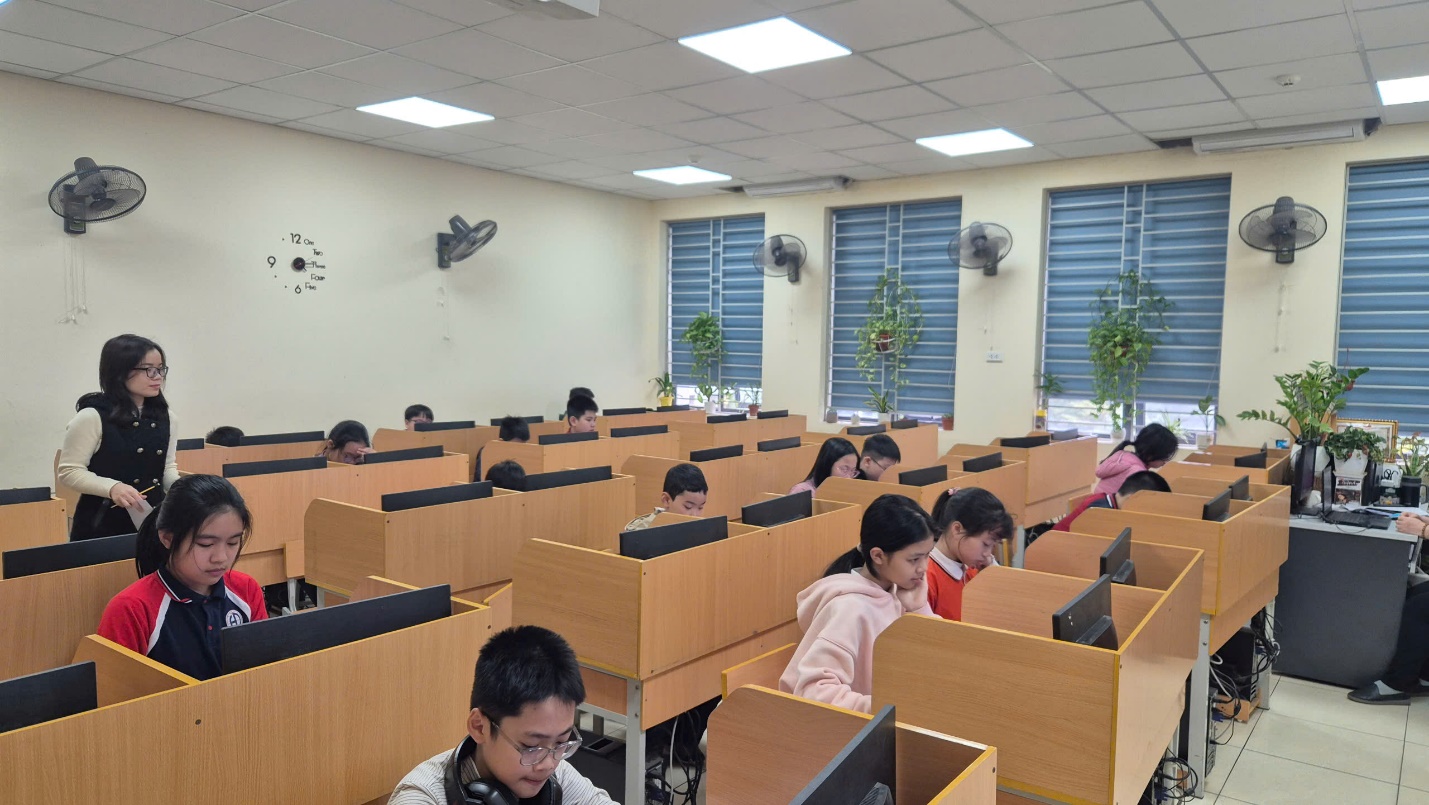 A group of people in a classroom

AI-generated content may be incorrect.