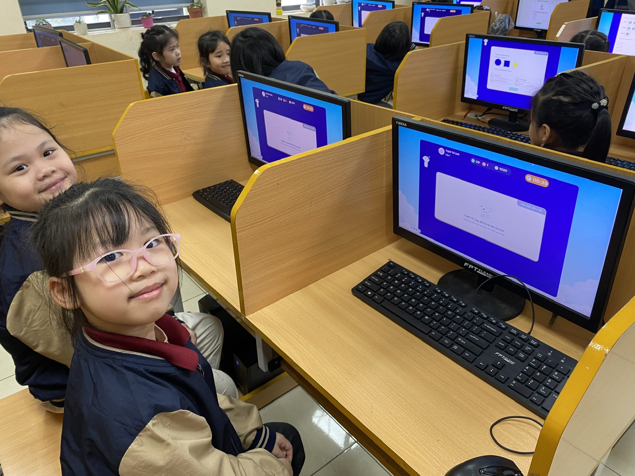A group of children in a computer lab

AI-generated content may be incorrect.