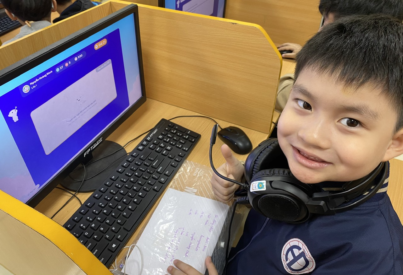 A child wearing headphones and sitting at a desk with a computer

AI-generated content may be incorrect.
